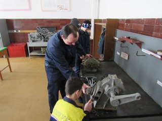 Слюсар-ремонтник; електрозварник ручного зварювання